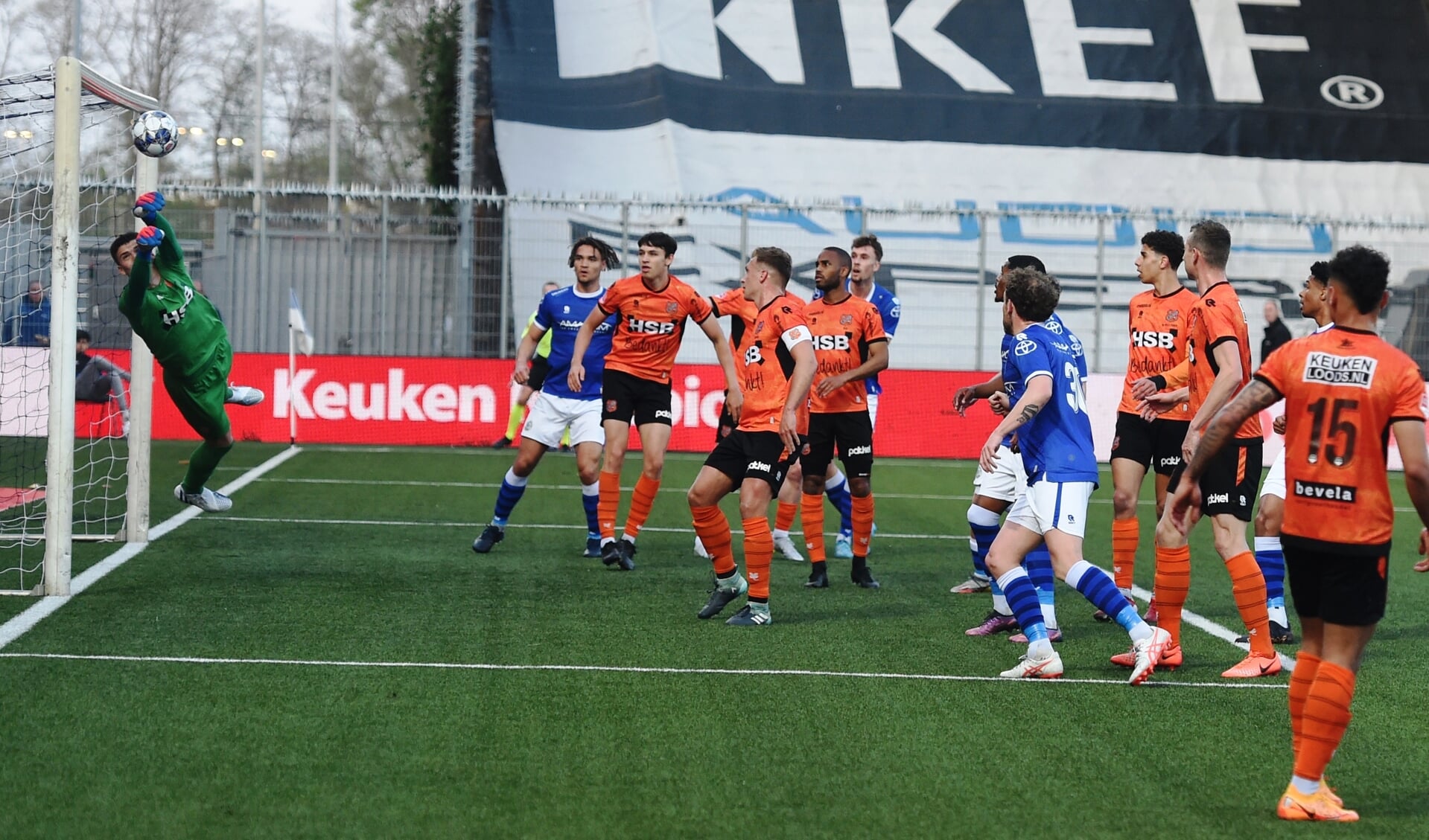 FC Den Bosch kreeg in de slotfase kansen op de gelijkmaker, maar de bal wilde er niet in. (Foto: Henk van Esch)
