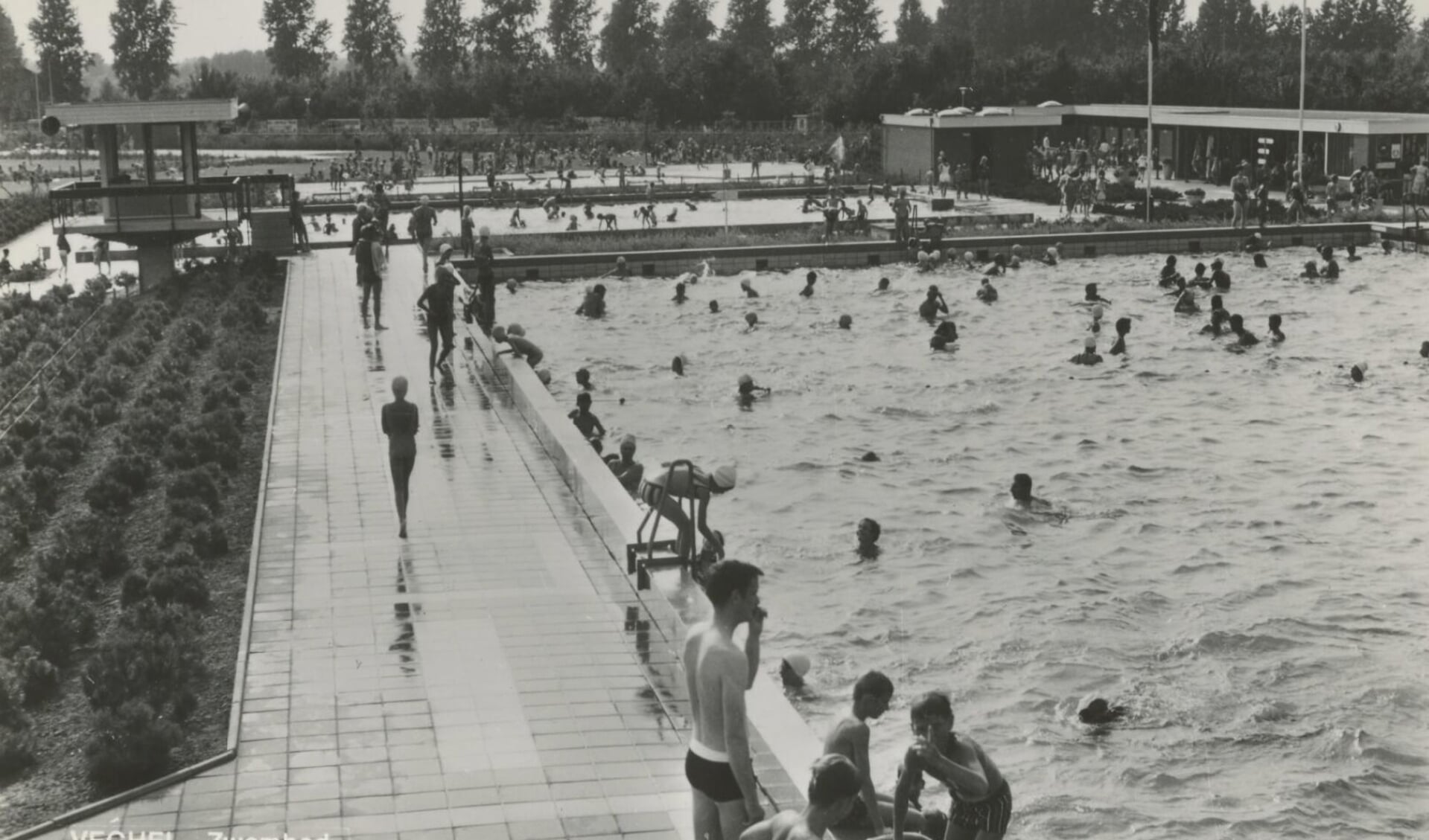 Het drukbezochte nieuwe openluchtzwembad met drie bassins in het sportpark rond 1970 (Foto: Vehchele).
