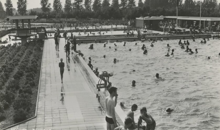 <p>Het drukbezochte nieuwe openluchtzwembad met drie bassins in het sportpark rond 1970 <br>(Foto: Vehchele).</p>
