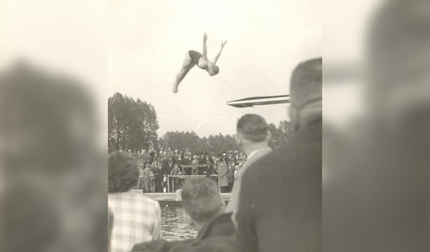 Opening van het eerste Veghelse openluchtzwembad aan de Leest op 1 juni 1936 met een demonstratie schoonspringen (Foto: BHIC).