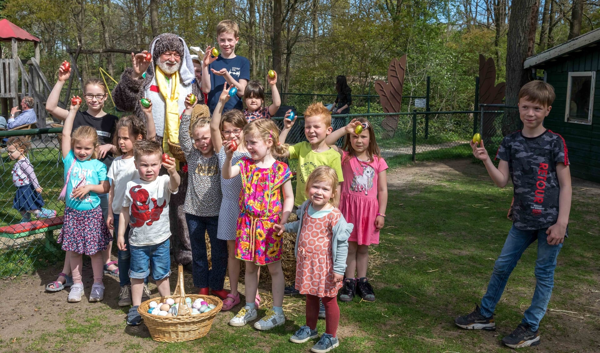 Kinderen laten gevonden paaseieren zien. (foto: Peter Noy)