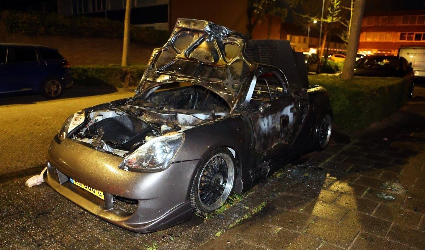 Een auto die geparkeerd stond aan de Topaas in de Hambaken is in de nacht van zondag op maandag in vlammen op gegaan. 