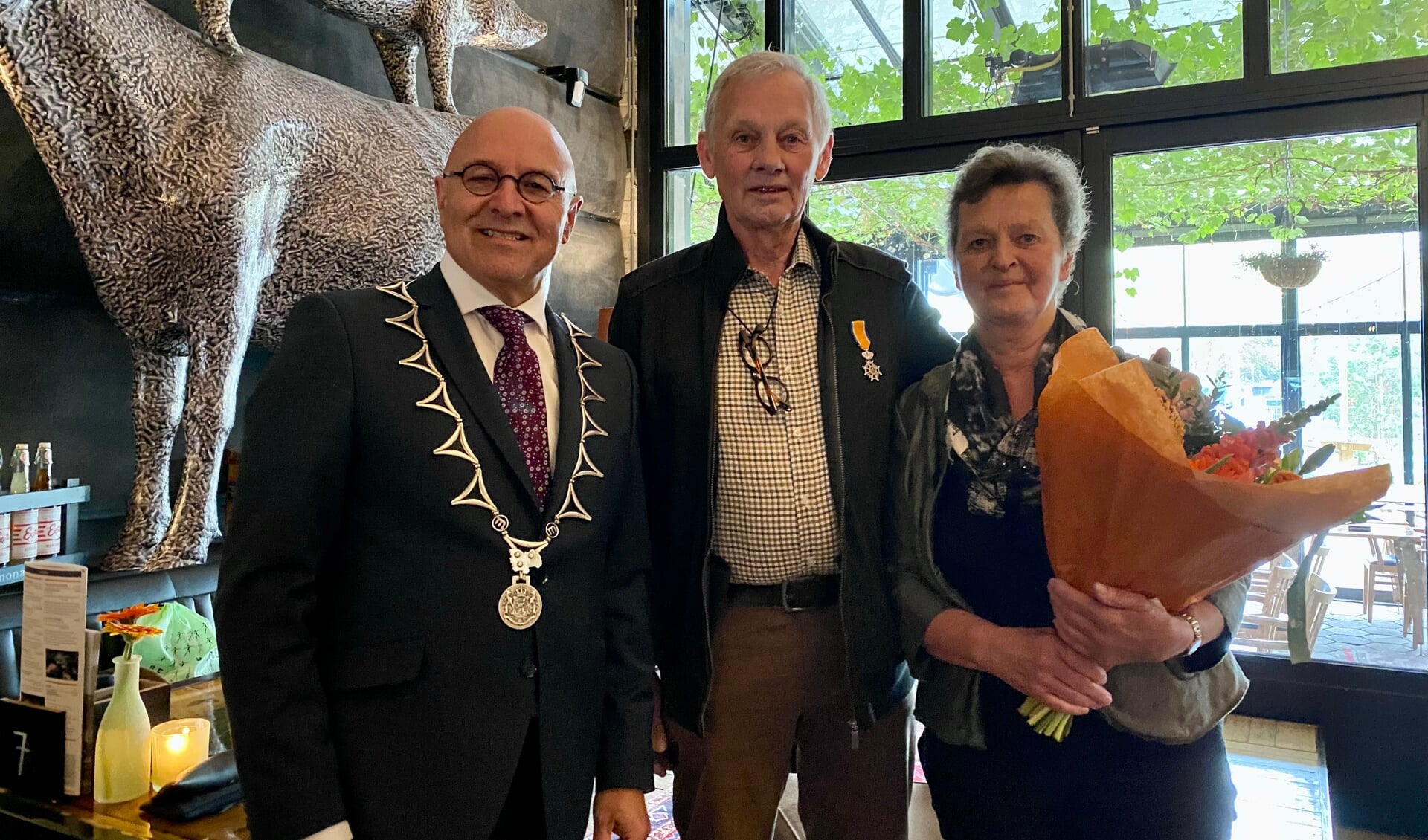 Burgemeester Kees van Rooij samen op de foto met Jan Peters en zijn vrouw.