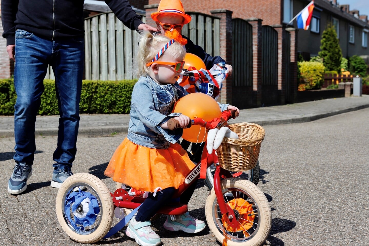 In Oeffelt versierde de jeugd de fiets en maakten ze een rondje door het dorp.