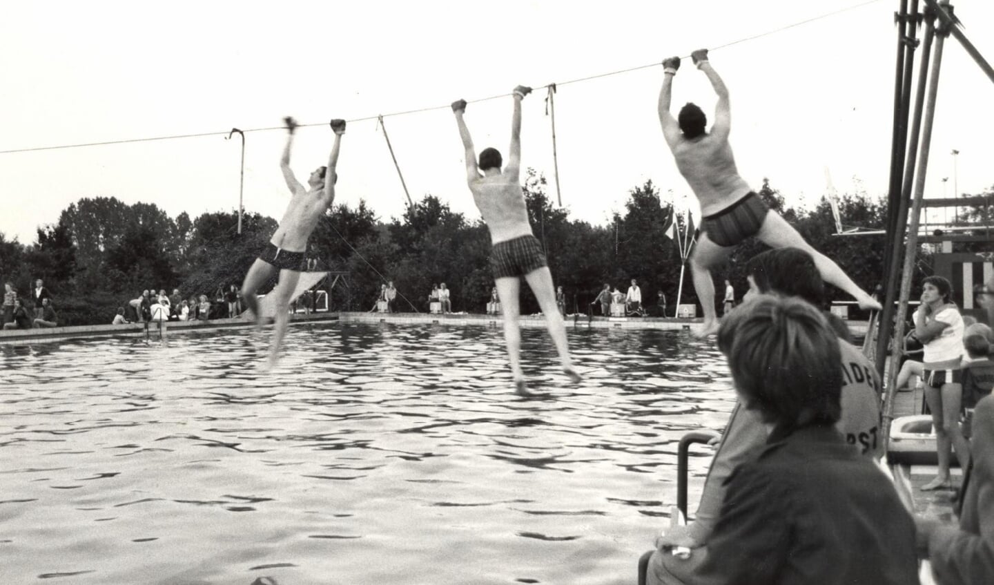 Afsluiting van de Veghelse Zwemvierdaagse rond 1977 (Foto: BHIC).
