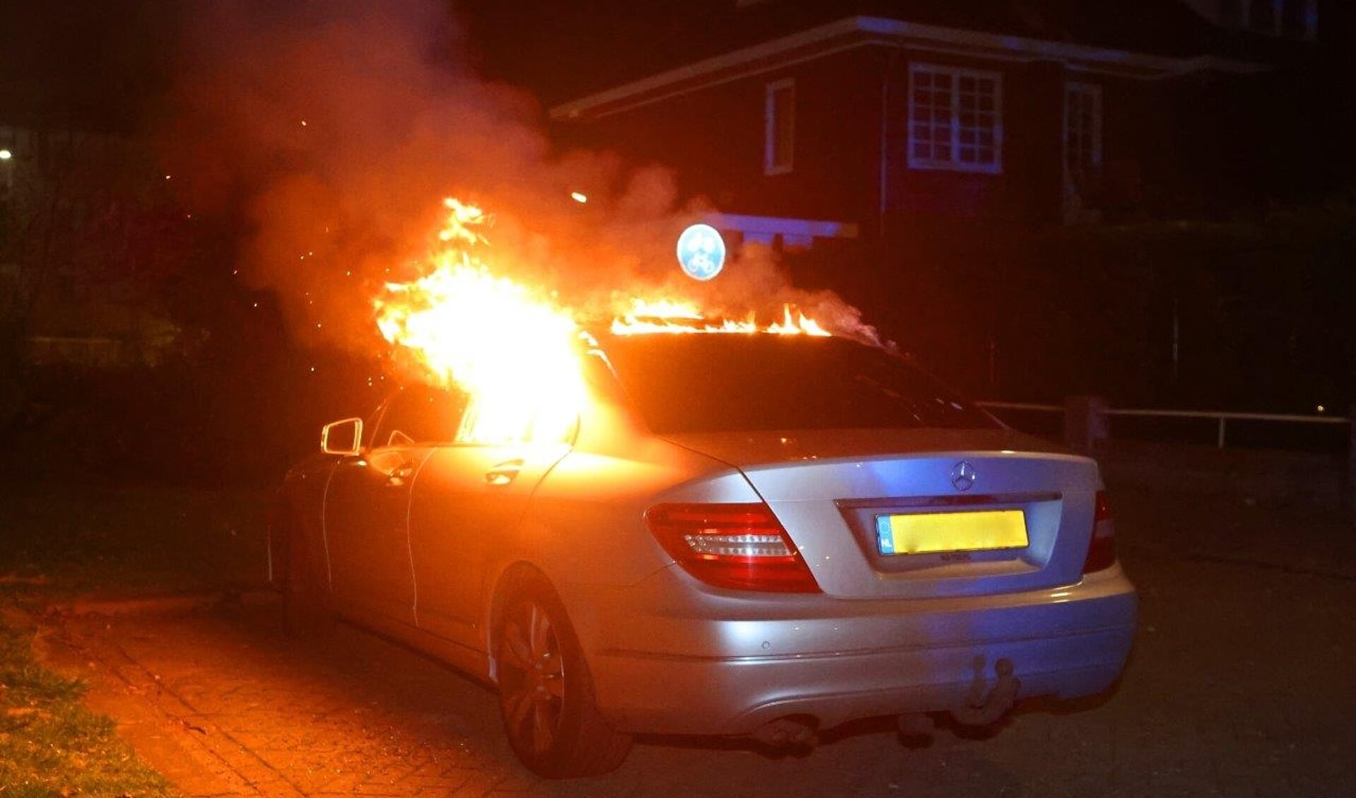 Auto aan de Orthen in Den Bosch in brand gestoken.