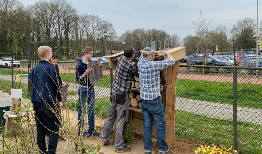 <p>Als laatste werden de dakpannen op het bijenhotel bij VSO Mikado in Gennep gelegd. (Tekst en foto: Jos Gröniger)</p>