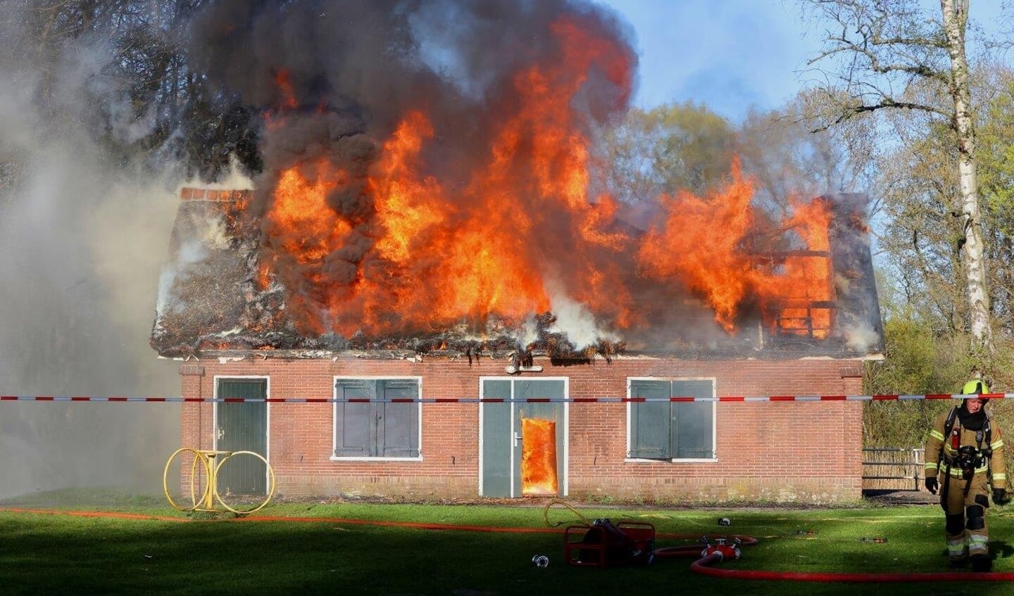 Brand verwoest dak clubgebouw Redding Brigade Rosmalen.