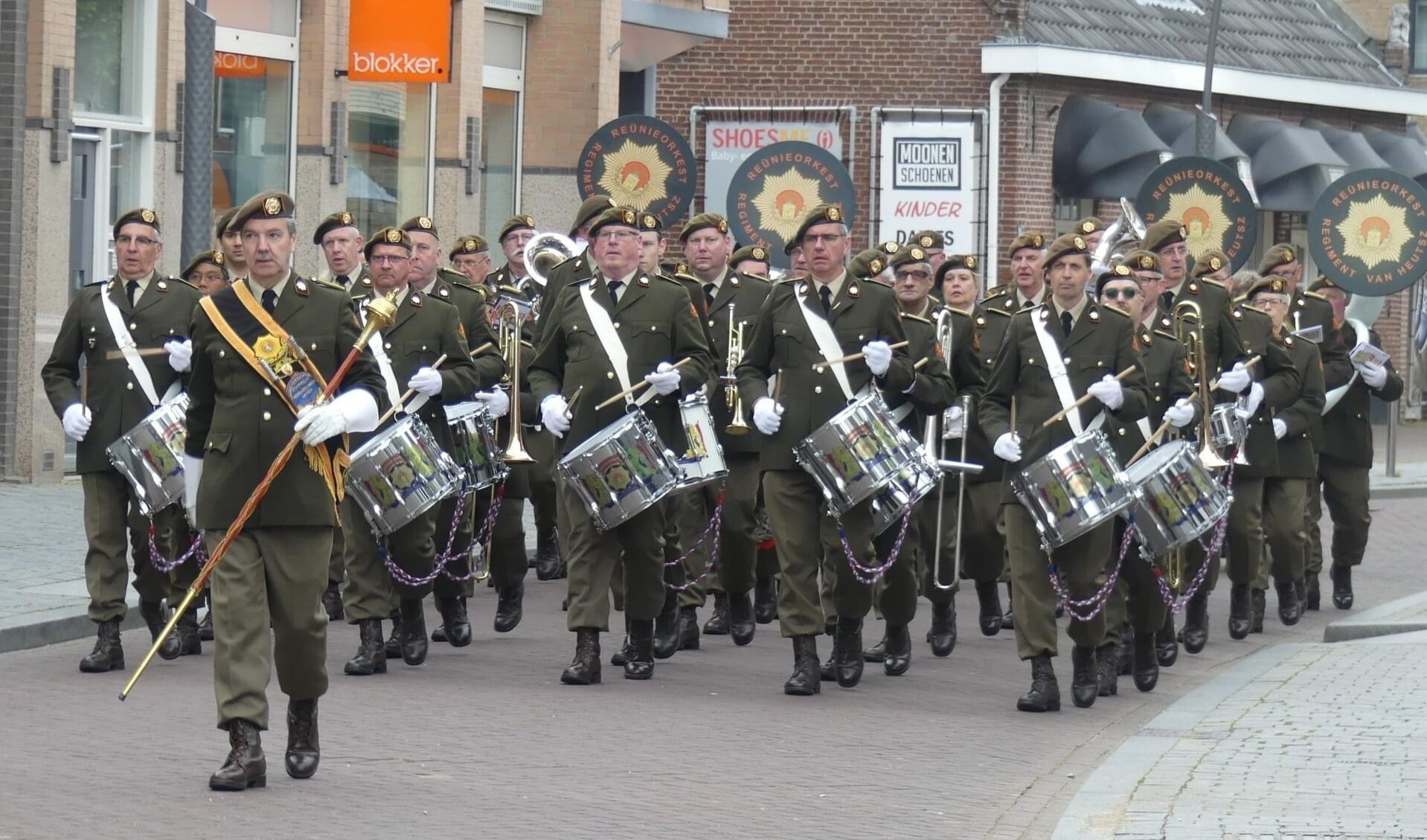 Het orkest is door de Regimentscommandant van het Regiment van Heutsz - o.a. het 12e Infanterie bataljon Luchtmobiel - erkend als reünieorkest en manifesteert zich dan ook in uniformen uit de dienstplichtperiode.