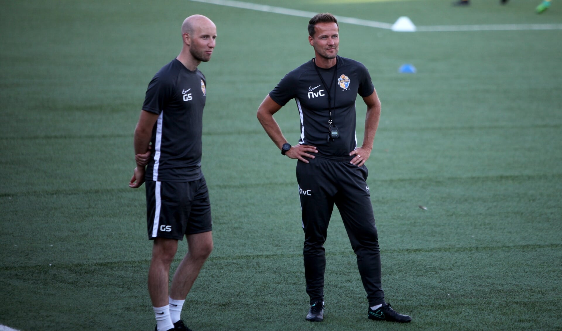 Assistent Geert Scheepers en hoofdtrainer Niels van Casteren 