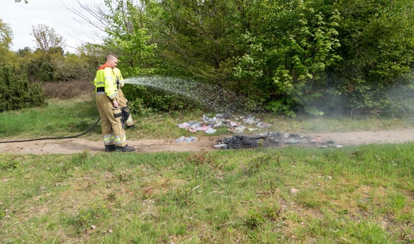 De brandweer rukte uit voor een brand in het bos bij Overloon.