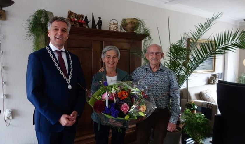 Burgemeester Hans Teunissen bezocht het bruidspaar Toos en Wiel Martens-Janssen. (Foto Antoinette Martens).  