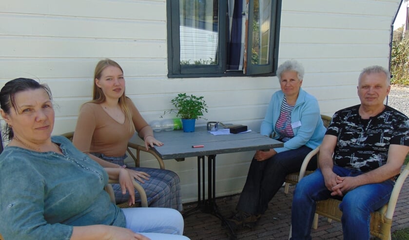 Liza met haar grootouders bij hun huisje. Tweede van rechts is Liana. (foto: Dorry Smeets)  
