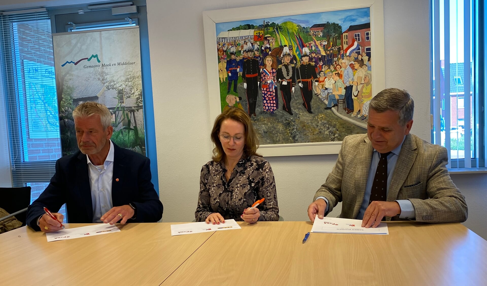 Het coalitieakkoord Samen Bouwen van Mook en Middelaar is ondertekend door(vanaf links) Ton Broekmans, Cornelieke van den Bergh-Visser en Ton Herings.