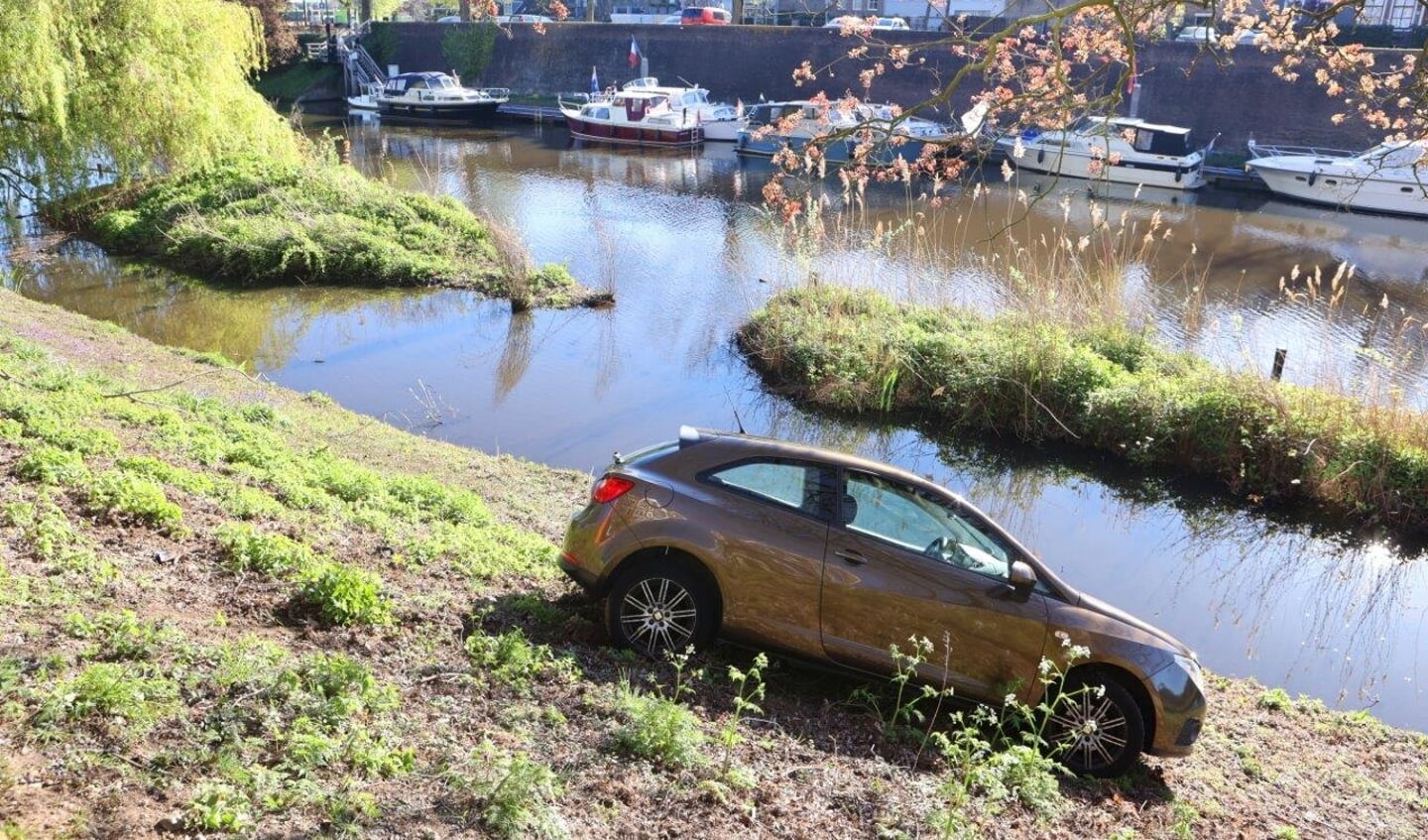 Auto aan Havensingel in Den Bosch bijna te water.