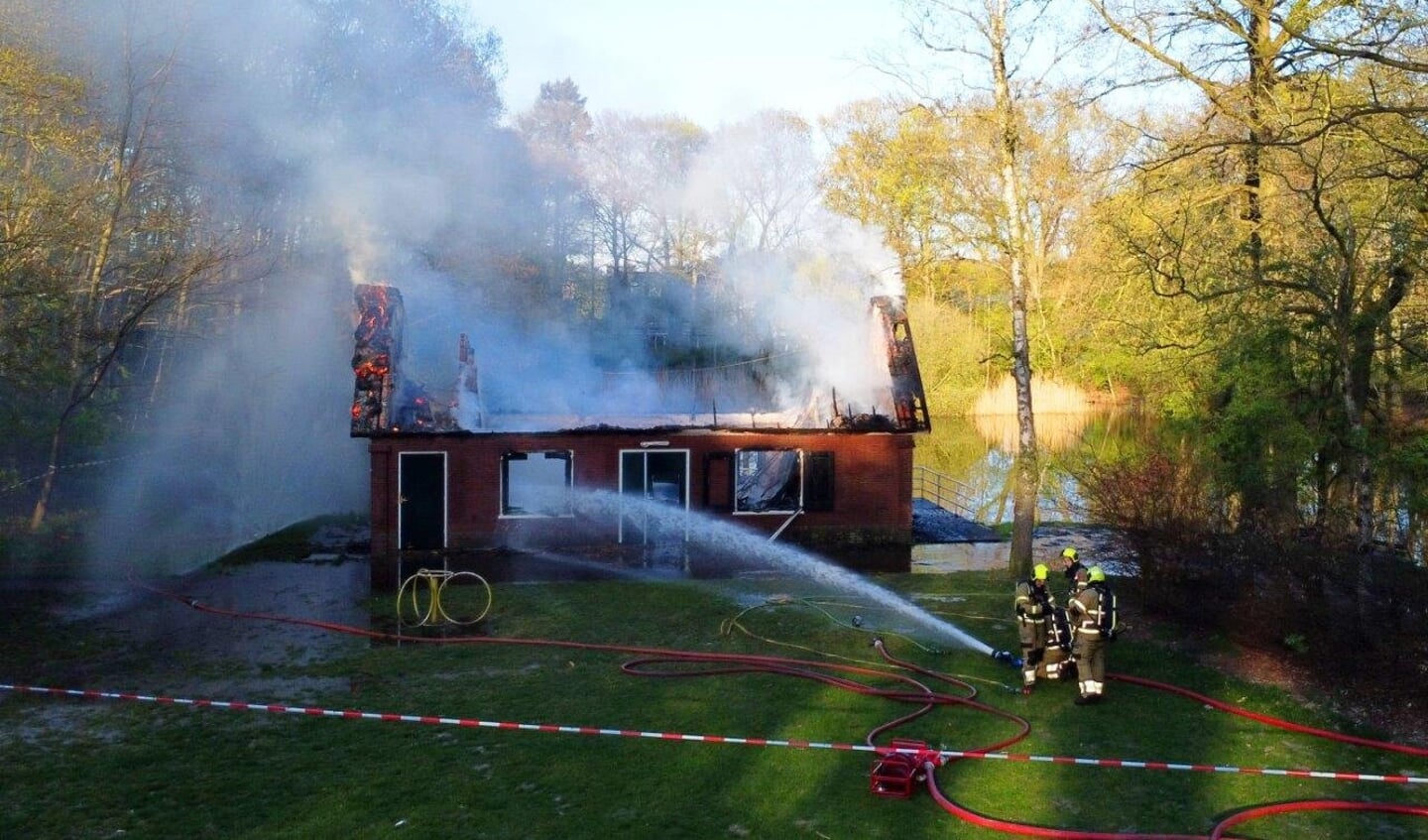 Brand verwoest dak clubgebouw Redding Brigade Rosmalen.