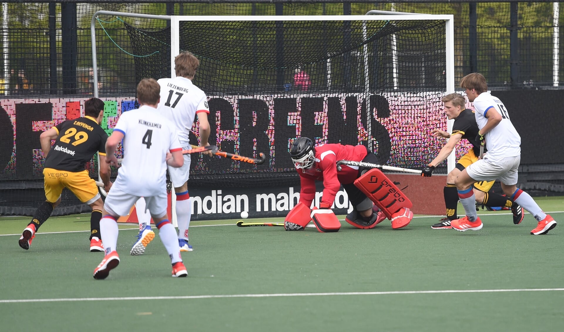 HC Den Bosch-speler Tijmen Reijenga zet in de 52e minuut de 4-0 op het scorebord. (Foto: Henk van Esch)