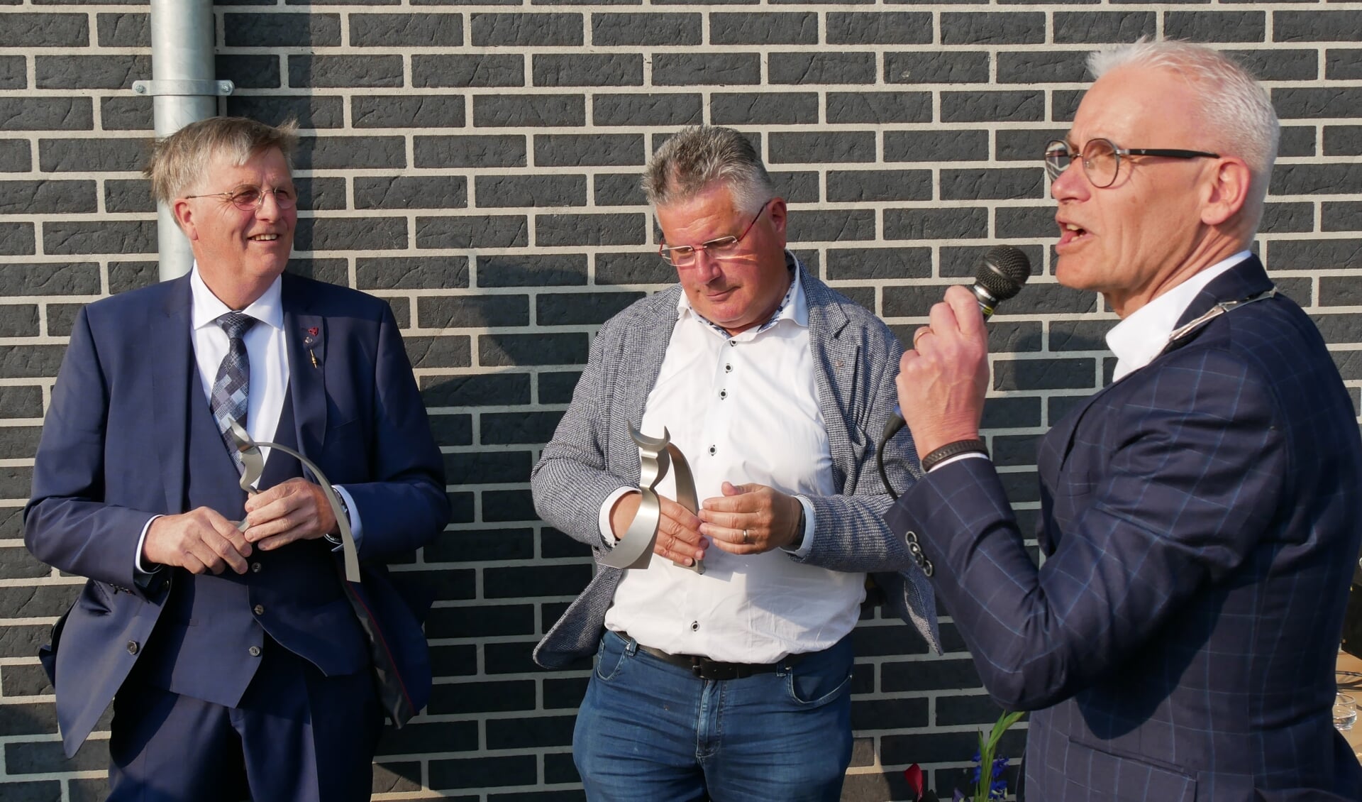 Bert van der Burgt, Ko van Lith en wethouder Kees van Geffen.