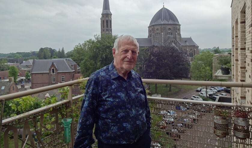Vanaf zijn balkon met uitzicht op de Petruskerk.