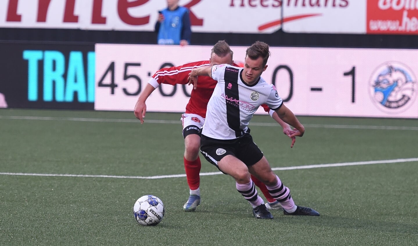 FC Den Bosch-speler Rik Mulders in actie in de uitwedstrijd tegen Helmond Sport. (Foto: Henk van Esch)