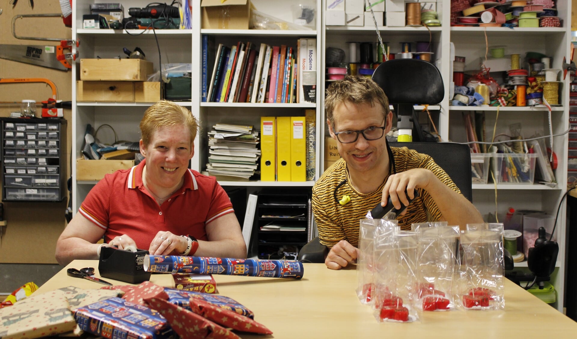 Ingrid Wolvers en Tom Dona zijn bezig met inpakwerk in het atelier.