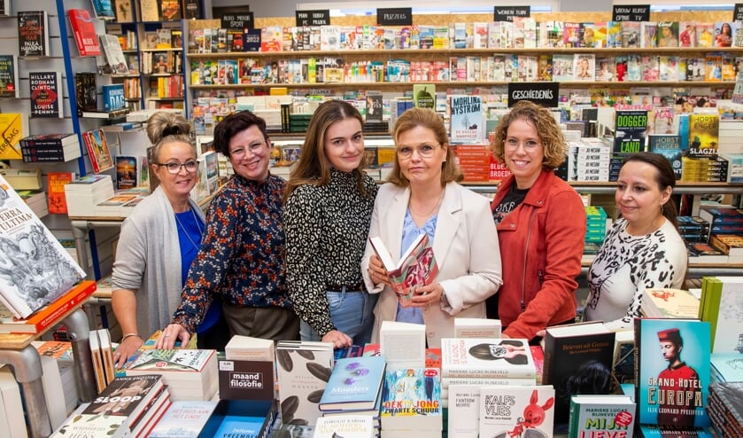 <p>Annemarie Schellen (met boek) samen met haar dochter (links van haar) en een gedeelte van het Boekhandel Schellen team (Foto: Ad van de Graaf).</p>  