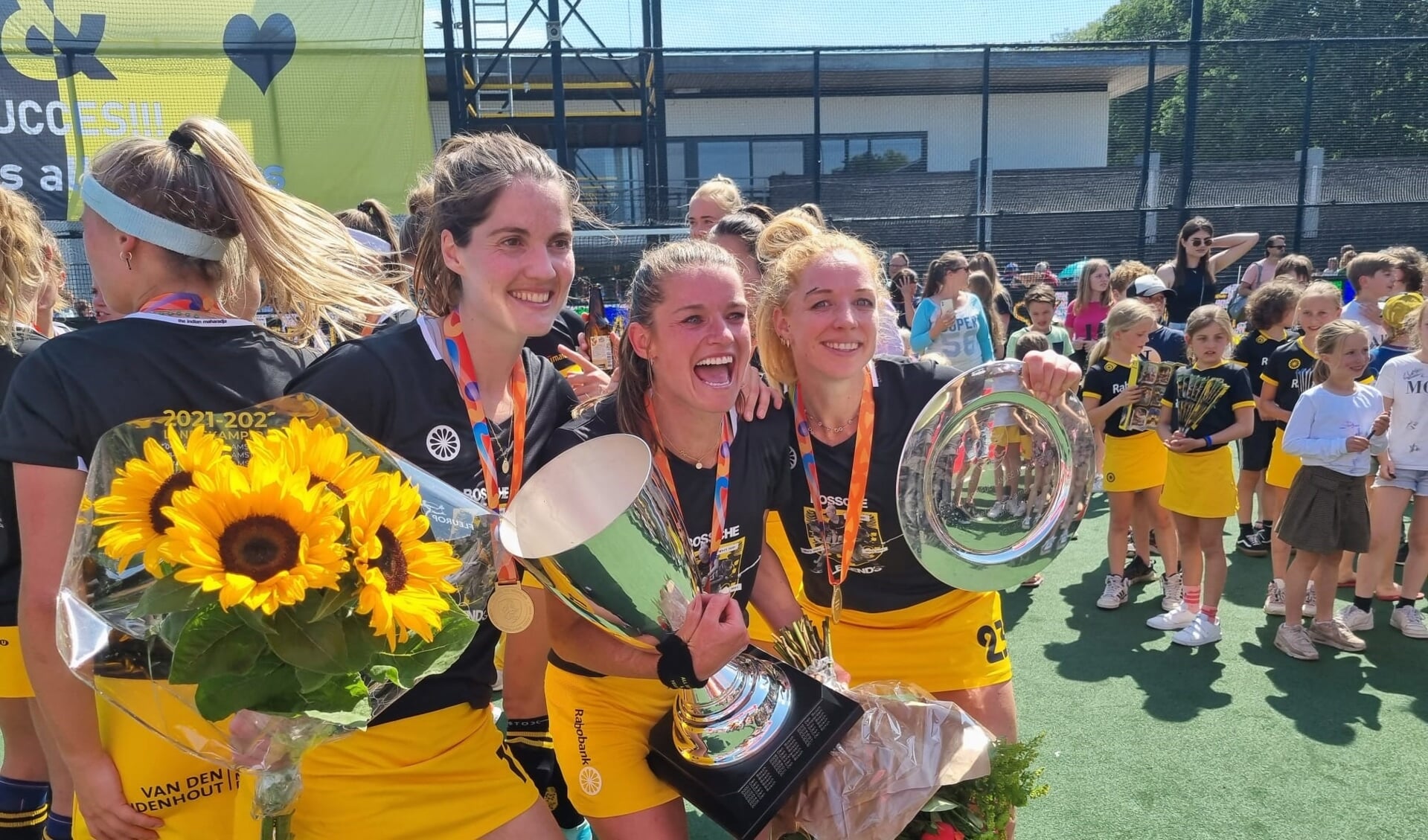 Dames 1 HC Den Bosch is landskampioen! De derde en beslissende wedstrijd in de finale van de play-offs tegen SCHC werd in Den Bosch met 2-1 gewonnen.