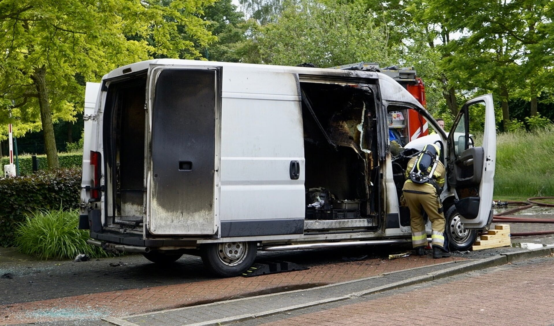 Een cateringbusje in Boxmeer is uitgebrand.