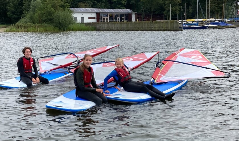 “Windsurfen is een individuele sport, maar beleef je bij Watersportvereniging de Pettelaer samen”, aldus Sandy.