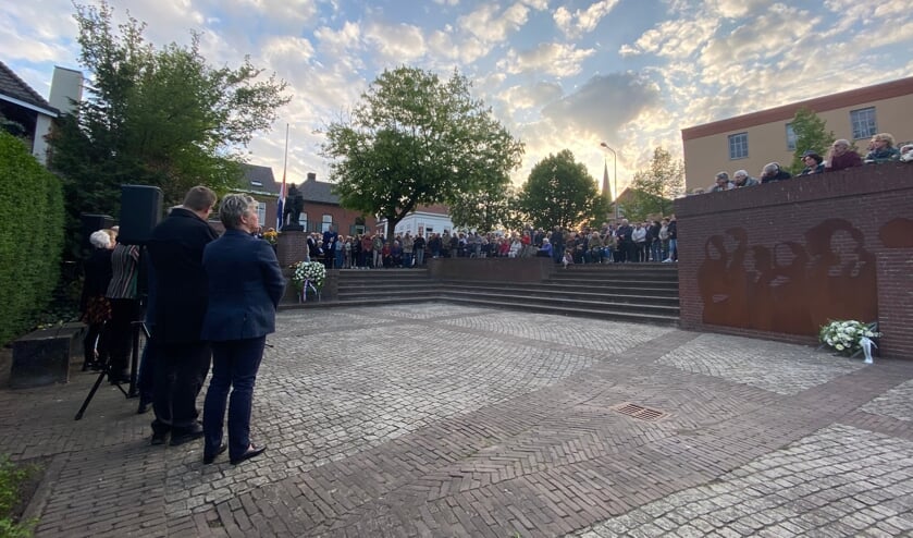 Enkele honderden belangstellenden woonden de herdenkingsplechtigheid bij.