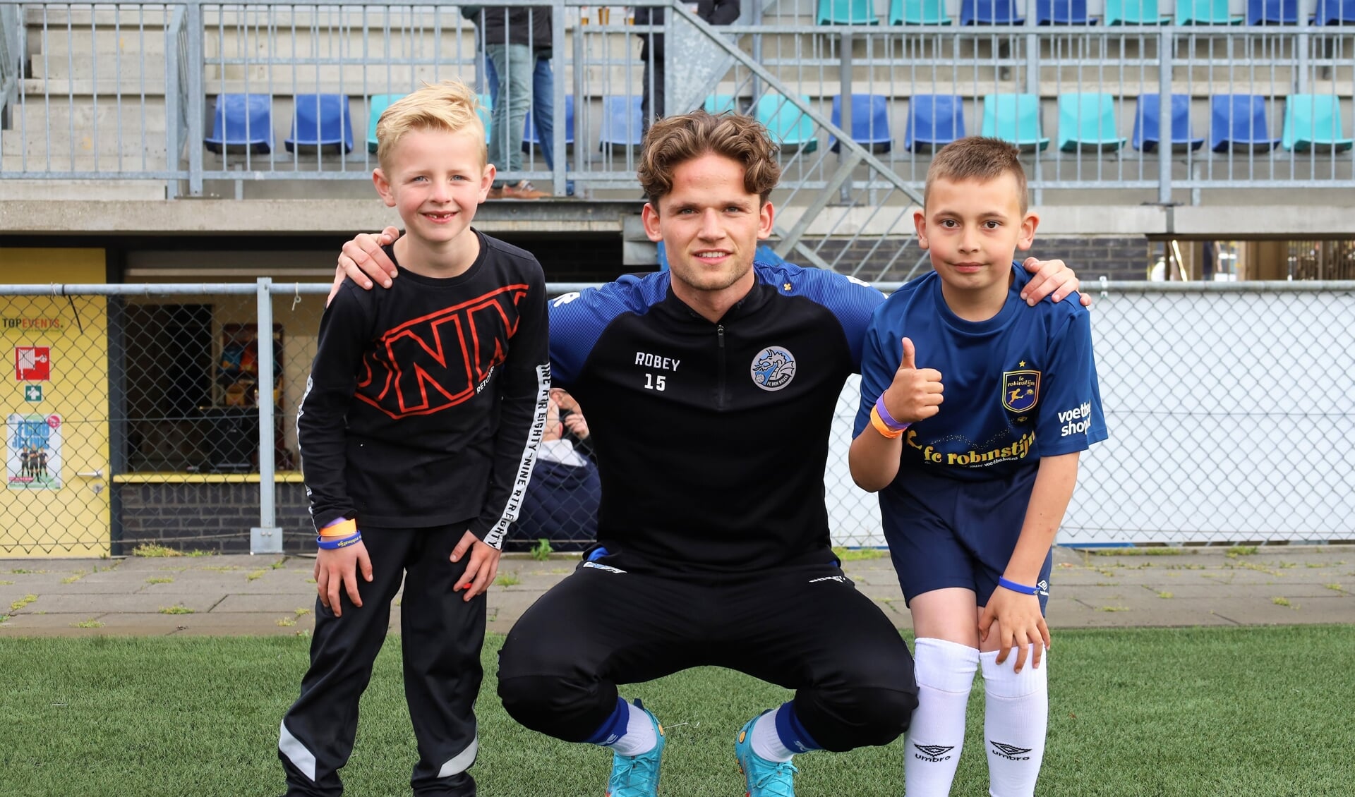 Teun van Grunsven is ambassadeur van FC Robinstijn. Deze stichting laat voetbalwensen in vervulling gaan voor kinderen van 5 tot 18 jaar die het verdienen om eens een dag in het zonnetje te staan. 