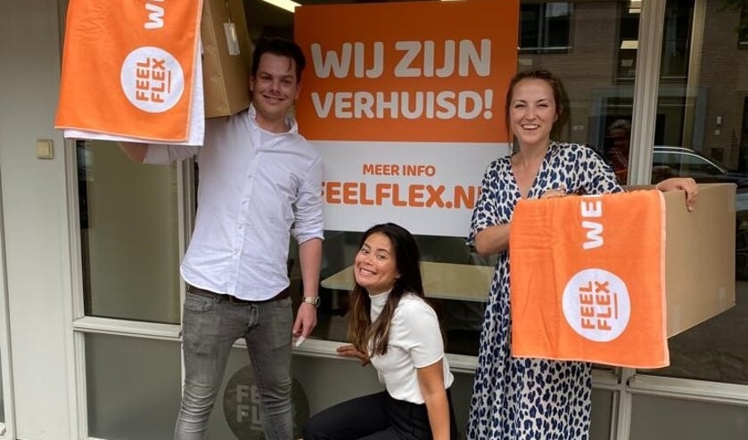 <p>Mark, Dewi en Nikki met de laatste verhuisdozen.</p>