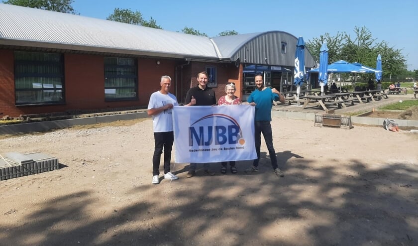 Het bestuur van Pétanque Union Bois le Duc uit Den Bosch poseert met de NJBB-vlag. Op de foto van links naar rechts Harm Schilders, Antoon van Mil, Corrie van Mil-de Looijer en Ruud van Hintum.