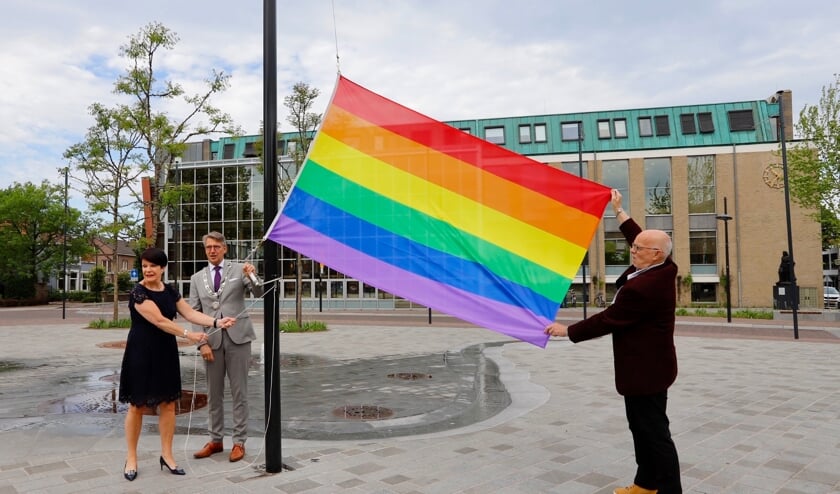 Wethouder Willy Hendriks - Van Haren, waarnemend burgemeester Wim Hillenaar en Ad van Doren hijsen de regenboogvlag (Foto: SK-Media)  