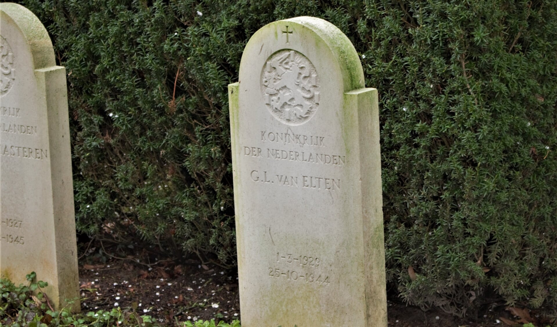 De vijftienjarige Gijs van Elten stierf door een kogel van een sluipschutter. Hij ligt begraven op het ereveld van de Oorlogsgravenstichting.
