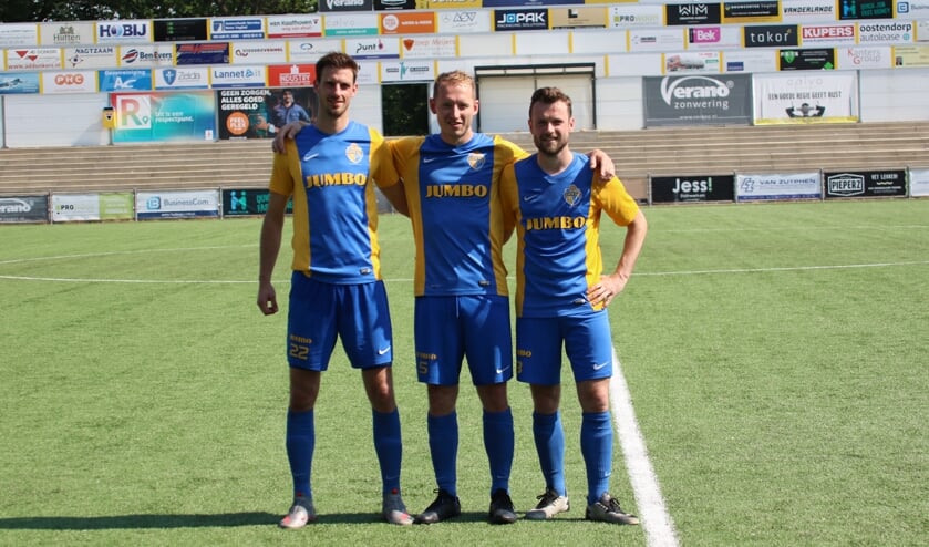 <p>Danny Verbakel, Sjaak Egmond en Mark Dobbelsteen zijn bezig met hun afscheidstournee bij Blauw Geel'38.</p>
