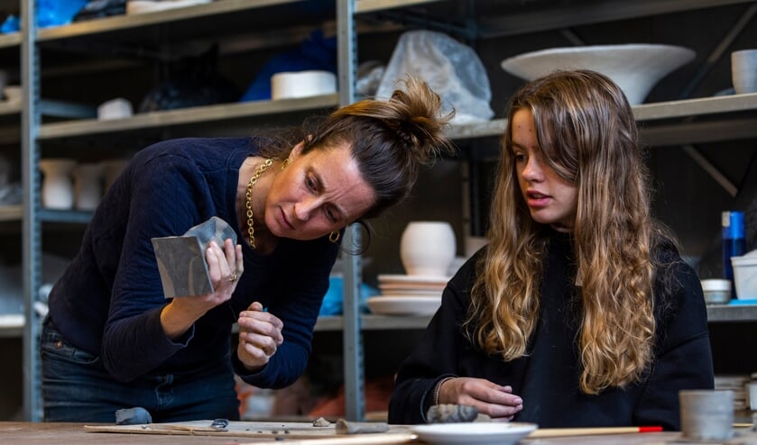 Kiki van Eijk (internationaal designer en CHV Academy ambassadeur) met Feline Appels (deelnemer aan de Talentenklas Design 2021).