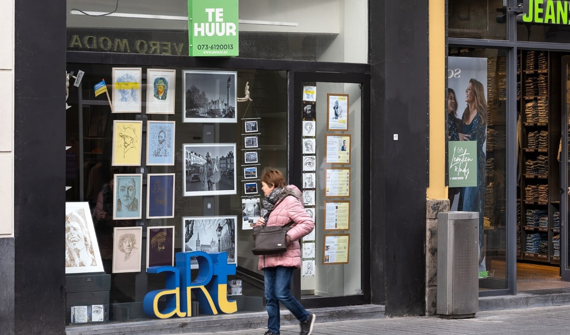 De expositie in de etalage van het pand aan de Hooge Steenweg 12 tin Den Bosch is 7 dagen per week en 24 uur per dag te bekijken.