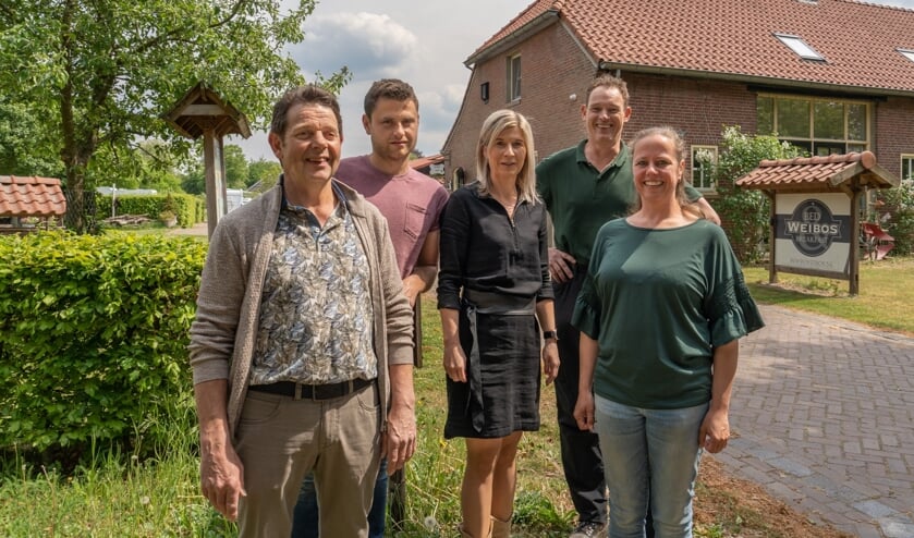 <p>V.l.n.r. Patrick Ketelaars, Jan van de Laar, Cindy van Vught, Marco Witlox en Judith Sanders voor B&B Weibosch.</p>