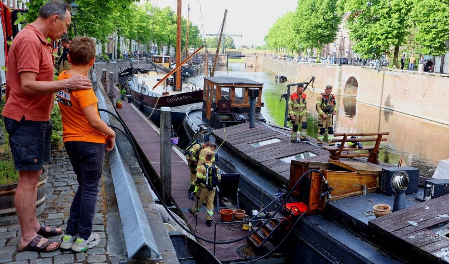 Maandag rond 17.45 uur is er brand uitgebroken op een woonboot aan de Brede Haven in Den Bosch.