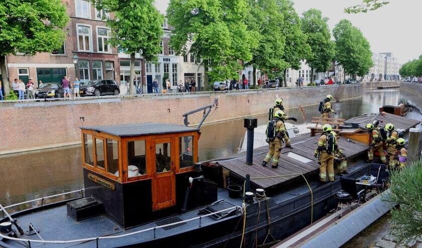 Maandag rond 17.45 uur is er brand uitgebroken op een woonboot aan de Brede Haven in Den Bosch.  