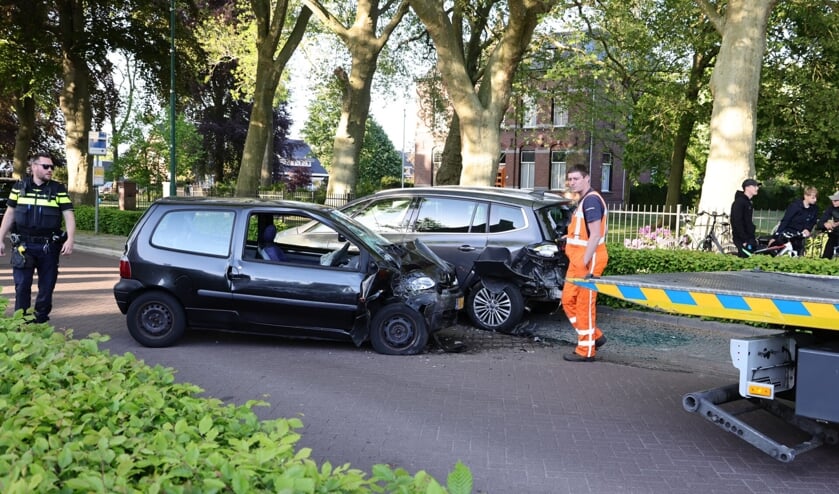 Automobilist ramt geparkeerde auto's in Berghem. (Foto: Charles Mallo, Foto Mallo)