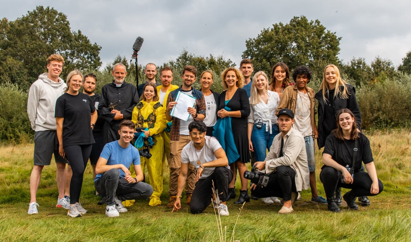Groepsfoto van de cast en crew van de Bossche korte speelfilm 'Moerasdraak' die maandagavond in première ging in de Verkadefabriek. Deze foto is gemaakt op draaidag 11 in natuurgebied De Moerputten.