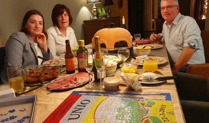 De coronapuzzel van Unio zorgde bij veel huishoudens voor een zonnestraaltje in de donkere pandemiedagen. Zo ook bij de familie Van der Veen. De puzzel krijgt nu een plekje in het Oeteldonksche Gemintemuseum.