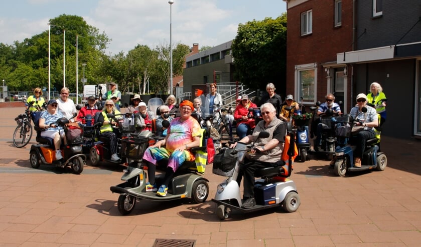 <p>De 33 deelnemers van de scootmobieltocht kijken allen terug op een zonnige en gezellige middag. (Foto: Bas Delhij)</p>