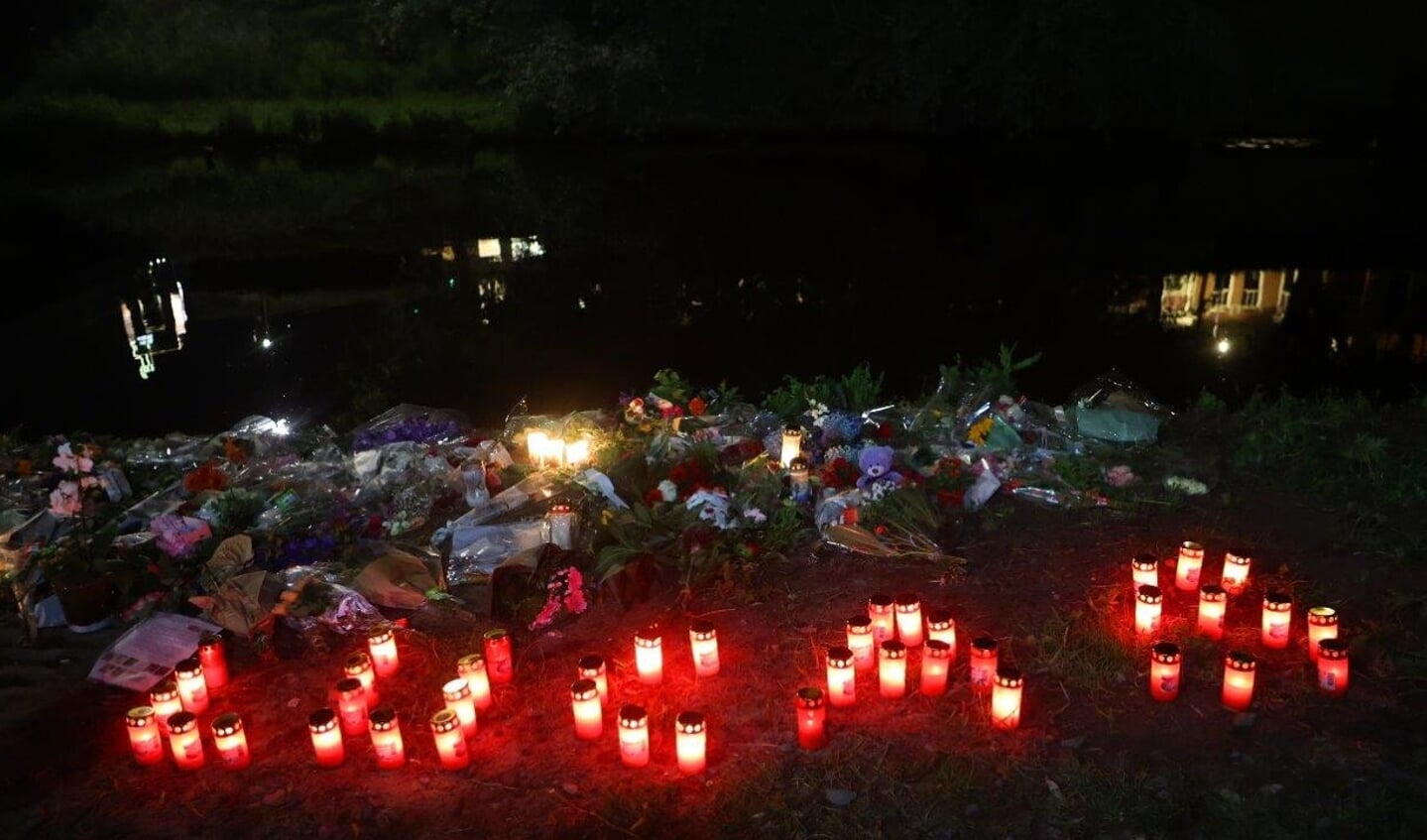 Naast heel veel bloemen werden met kaarsen ook de letters van zijn naam gevormd.