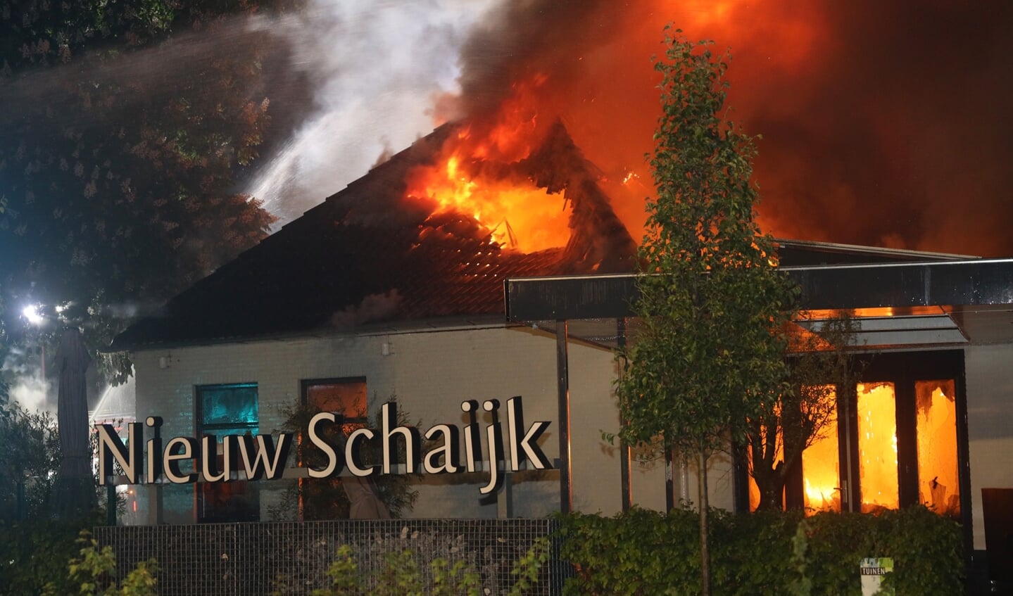 Uitslaande brand verwoest restaurant Nieuw Schaijk. (Foto: Marco van den Broek, Foto Mallo)