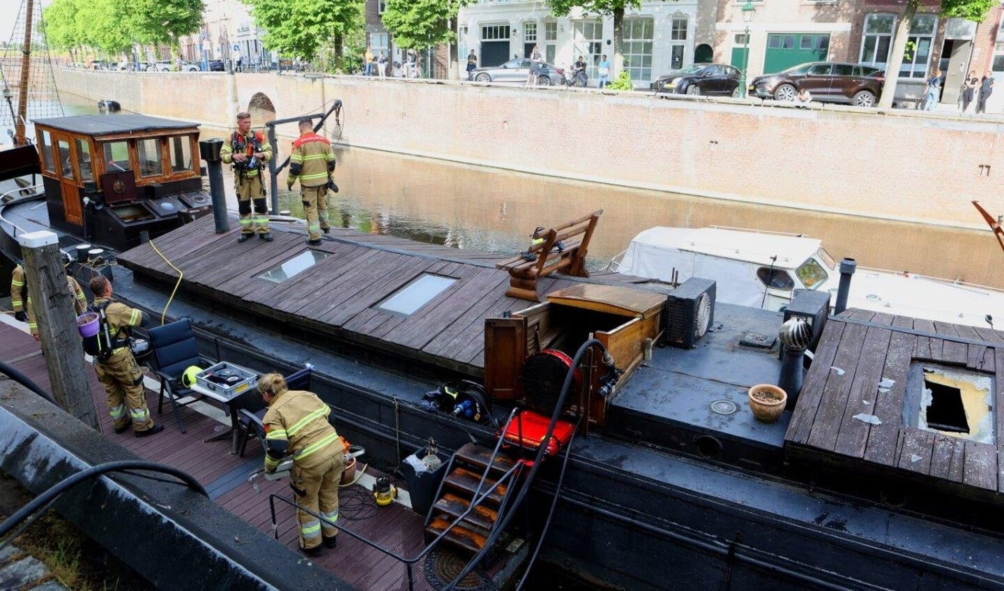 Maandag rond 17.45 uur is er brand uitgebroken op een woonboot aan de Brede Haven in Den Bosch.