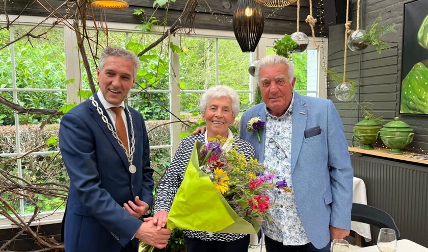 <p>Theo en Elly Holthuysen-Van Riet worden wegens het 60-jarig huwelijksjubileum gefeliciteerd door burgemeester Hans Teunissen. (Foto: Familie Holthuysen)</p>  
