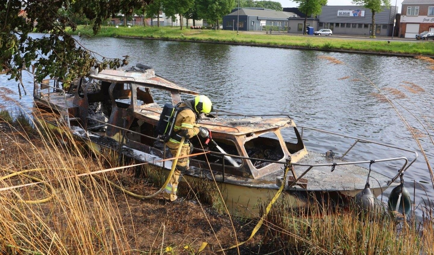 Na explosie nu brand op zelfde boot in Zuid-Willemsvaart.